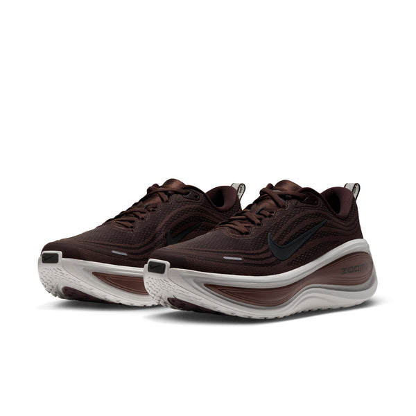 Nike Vomero Plus lavtop-løbesko i farven Baroque Brown/Black-Phantom med en tyk, hvid, stødabsorberende sål, der er designet til maksimal komfort.
