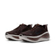Nike Vomero Plus lavtop-løbesko i farven Baroque Brown/Black-Phantom med en tyk, hvid, stødabsorberende sål, der er designet til maksimal komfort.