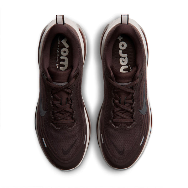 Ovenfra-billede af to Nike Vomero Plus-løbesko i farven Baroque Brown/Black-Phantom med mørke Swoosh-logoer og polstrede indlægssåler, der sikrer maksimal komfort.