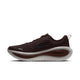 Nike Vomero Plus-løbesko i farverne Baroque Brown og Black, med en tyk, lagdelt mellemsål i beige og brunt samt et sort Swoosh-logo på siden.