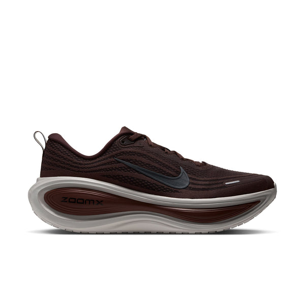 Nike Vomero Plus-løbesko i farverne Baroque Brown og sort med en tyk, formet sål og et sort Swoosh-logo, der sikrer maksimal komfort.