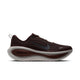 Nike Vomero Plus-løbesko i farverne Baroque Brown og sort med en tyk, formet sål og et sort Swoosh-logo, der sikrer maksimal komfort.