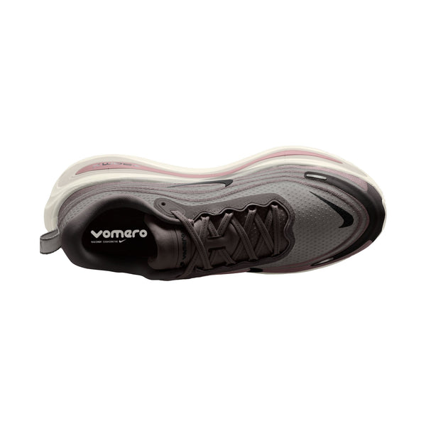 Set ovenfra: En Nike Vomero Plus-løbesko i farven Baroque Brown/Black-Phantom med en tyk, hvid, stødabsorberende sål og et lille sort Swoosh-logo på tåen.