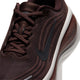 Nærbillede af en Nike Vomero Plus, Herre, Baroque Brown/Black-Phantom løbesko i brun, med et sort Swoosh-logo på siden og en tyk hvid og brun mellemsål.