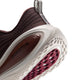 Nærbillede af hælen på et par Nike Vomero Plus i farven Baroque Brown/Black-Phantom, der viser den strukturerede mellemsål, ZoomX-logoet og det mønstrede ydersålmønster.