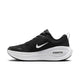 En Nike Vomero Plus-løbesko til kvinder i farven Black/White-Cool Grey-Mtlc Dark Grey, med et hvidt Nike-swoosh-logo, sorte snørebånd og en hvid ZoomX-sål, der sikrer maksimal komfort, fotograferet fra siden mod en hvid baggrund.