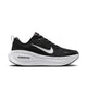 En Nike Vomero Plus-løbesko til kvinder i farvekombinationen Black/White-Cool Grey-Mtlc Dark Grey, med en sort mesh-overdel, hvide detaljer, sorte snørebånd, et markant hvidt Nike Swoosh-logo og teksten »ZOOMX« på den hvide skumsål. Skoen, der her vises i profil mod en hvid baggrund, er designet til at give maksimal komfort.