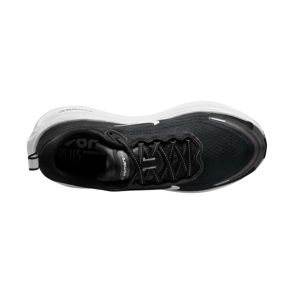 Set ovenfra fremstår Nike Vomero Plus Dame i farvekombinationen Sort/Hvid-Cool Grey-Mtlc Mørkegrå med et sort, sporty snøredesign, en hvid sål og mærkelogoet på tungen. Denne lette sko, der er inspireret af den klassiske Nike Vomero Plus-stil, byder på maksimal komfort og har et elegant, moderne udseende.