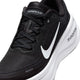 Et nærbillede af Nike Vomero Plus Dame-løbeskoen i farvekombinationen Sort/Hvid-Cool Grey-Mtlc Mørkegrå, der fremhæver det hvide Swoosh-logo og »Vomero Plus«-mærket på tungen. Den sorte overdel i mesh, de sorte snørebånd og ZoomX-logoet på den hvide sål understreger alle sammen designet, der er skabt til maksimal komfort under hver eneste løbetur.