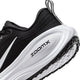 Nærbillede af hælen og sålen på en Nike Vomero Plus Dame i farvekombinationen Sort/Hvid-Cool Grey-Mtlc Mørkegrå, hvor den hvide mellemsål med påskriften »ZOOMX« på siden ses tydeligt. Ydersålen har et struktureret mønster, der sikrer maksimal komfort og greb.