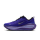 Et sidebillede af Nike Vomero Plus Dame-løbeskoen i farvekombinationen SORT/METALLISK SØLV-PERSISK VIOLET, der viser en overdel i mesh med sorte snørebånd, et metallisk sølvfarvet Swoosh-logo og en tyk, buet lilla ZoomX-mellemsål. Denne model er designet som en løbesko, der sikrer maksimal komfort, og har desuden en praktisk hælstropp samt en slidstærk sort ydersål.