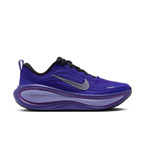Et sidebillede af Nike Vomero Plus-løbeskoen i damemodellen i farvekombinationen BLACK/METALLIC SILVER-PERSIAN VIOLET, med et sølvfarvet Swoosh-logo, sort sål, ZoomX-logo på den lilla mellemsål, en overdel i mesh og sorte snørebånd, der sikrer maksimal komfort under hver eneste løbetur.