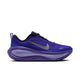 Et sidebillede af Nike Vomero Plus-løbeskoen i damemodellen i farvekombinationen BLACK/METALLIC SILVER-PERSIAN VIOLET, med et sølvfarvet Swoosh-logo, sort sål, ZoomX-logo på den lilla mellemsål, en overdel i mesh og sorte snørebånd, der sikrer maksimal komfort under hver eneste løbetur.