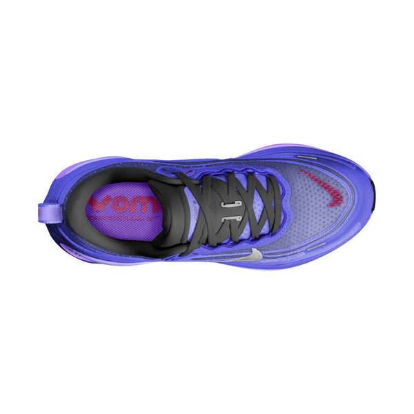 Oversigtsbillede af en enkelt Nike Vomero Plus Dame-løbesko i farvekombinationen BLACK/METALLIC SILVER-PERSIAN VIOLET, med sorte snørebånd, det ikoniske Nike-swoosh-logo på tåen og ordet »vomero« synligt på indersålen – perfekt til dem, der søger maksimal komfort i deres løbesko.