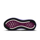 Billedet viser undersiden af Nike Vomero Plus Dame-løbeskoen i farvekombinationen BLACK/METALLIC SILVER-PERSIAN VIOLET, hvor mønsteret på sålen fremstår i farverne sort, hvid og persisk violet. Sålen er udstyret med forskellige riller og rektangulære segmenter, der forbedrer grebet og fleksibiliteten for at sikre maksimal komfort. Skoen er fotograferet på en hvid baggrund.