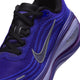 Nærbillede af Nike Vomero Plus Dame-løbeskoen i farvekombinationen BLACK/METALLIC SILVER-PERSIAN VIOLET, med sorte snørebånd, et metallisk sølvfarvet Nike Swoosh-logo og ordet »ZoomX« på den lilla mellemsål. Denne løbesko har en struktureret strikket overdel med buede detaljer langs siden, der sikrer maksimal komfort.