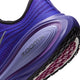 Nærbillede af en lilla Nike Vomero Plus Dame-løbesko i farvekombinationen BLACK/METALLIC SILVER-PERSIAN VIOLET, der fremhæver hælområdet, overdelen i struktureret mesh og ZOOMX-logoet på den stødabsorberende mellemsål, der sikrer maksimal komfort. Ydersålen har et synligt mønster med sektioner af sort og lilla gummi.