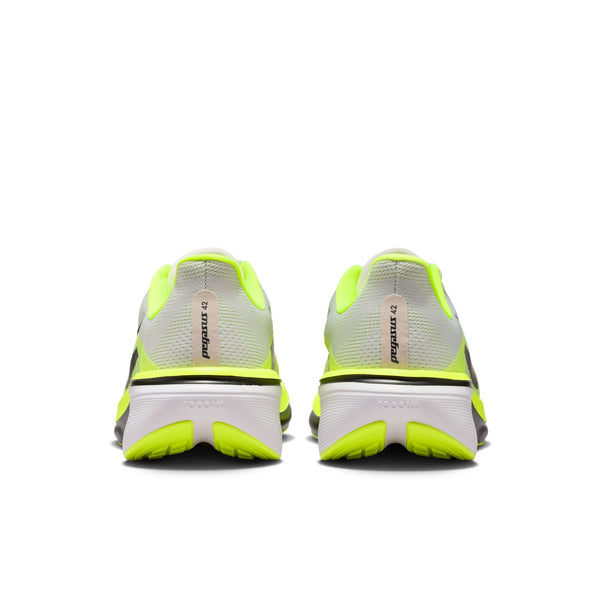 Et par Nike Pegasus 42 (Herre, Photon Dust/Black-Volt-White) løbesko set bagfra, med en lysegrå overdel, neongule detaljer, hvid sål med sorte og gule detaljer, ReactX-skum i mellemsålen for støddæmpning samt et lodret Nike-logo på hælflappen.