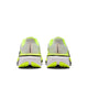 Et par Nike Pegasus 42 (Herre, Photon Dust/Black-Volt-White) løbesko set bagfra, med en lysegrå overdel, neongule detaljer, hvid sål med sorte og gule detaljer, ReactX-skum i mellemsålen for støddæmpning samt et lodret Nike-logo på hælflappen.