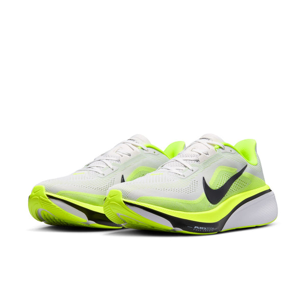 Et par Nike Pegasus 42 herreløbesko i farvekombinationen Photon Dust/Black-Volt-White med overdel i mesh, neongule detaljer, sorte Swoosh-logoer og en stødabsorberende ReactX-skumsål. Skoene er vendt fremad og let mod venstre på en hvid baggrund.