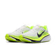 Et par Nike Pegasus 42 herreløbesko i farvekombinationen Photon Dust/Black-Volt-White med overdel i mesh, neongule detaljer, sorte Swoosh-logoer og en stødabsorberende ReactX-skumsål. Skoene er vendt fremad og let mod venstre på en hvid baggrund.