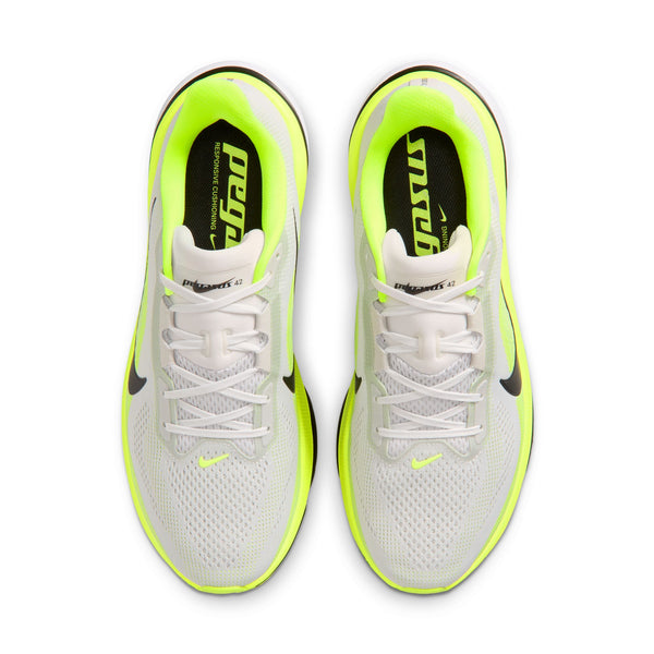 Et par Nike Pegasus 42 herresneakers i farvekombinationen Photon Dust/Black-Volt-White med neongule detaljer, sorte Swoosh-logoer, hvid mesh-overdel og snørebånd samt en Air Zoom-enhed, set ovenfra på en hvid baggrund.