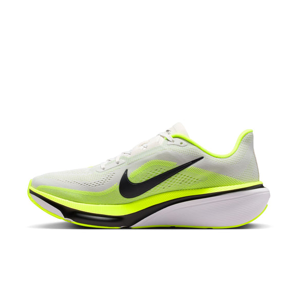 Et billede set fra siden af Nike Pegasus 42 Herre i farvekombinationen Photon Dust/Black-Volt-White, med en hvid overdel i mesh, sort Nike-swoosh, neongule detaljer og en tyk hvid ReactX-skum-mellemsål med sorte og gule detaljer.