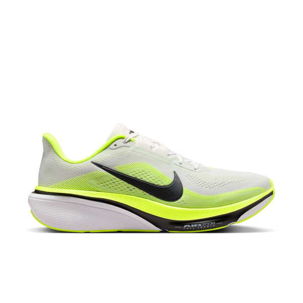 Et billede set fra siden af Nike Pegasus 42 Herre i farvekombinationen Photon Dust/Black-Volt-White, der byder på et design i hvidt og neongult med sort Swoosh, ReactX-skum i mellemsålen og en synlig Air Zoom-enhed ved forfoden.