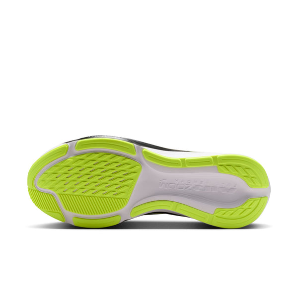 Billedet viser sålen på Nike Pegasus 42 Herre i farvekombinationen Photon Dust/Black-Volt-White, der har et struktureret mønster, der sikrer godt greb, samt lyse Volt-detaljer, med »Enerzy« præget tæt på hælen og en Air Zoom-enhed, der giver responsiv støddæmpning.