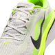 Nærbillede af Nike Pegasus 42 herresportssko i farvekombinationen Photon Dust/Black-Volt-White, med sort Swoosh, neongule detaljer, hvide snørebånd, overdel i mesh, Air Zoom-enhed og tallet »42« trykt på tungen.