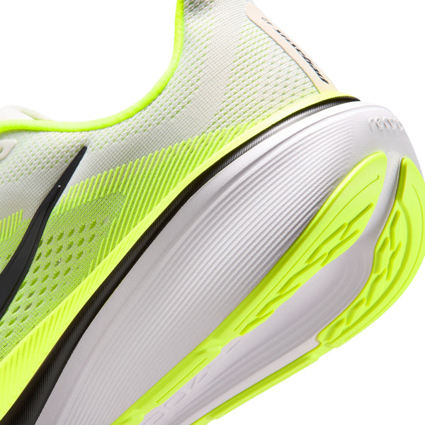 Nærbillede af Nike Pegasus 42 Herre i farvekombinationen Photon Dust/Black-Volt-White, der viser den hvide og neongule hæl, overdelen i struktureret mesh, de sorte detaljer, Air Zoom-enheden og den mønstrede ydersål i gummi.