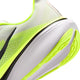 Nærbillede af Nike Pegasus 42 Herre i farvekombinationen Photon Dust/Black-Volt-White, der viser den hvide og neongule hæl, overdelen i struktureret mesh, de sorte detaljer, Air Zoom-enheden og den mønstrede ydersål i gummi.