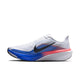 Nike Pegasus 42 Herre i hvid/sort-racerblå-atomic pink har et hvidt, sporty design med et iøjnefaldende sort Nike-swoosh, blå detaljer ved snørebåndene og detaljer i blå og lyserød med farveovergang langs mellemsålen. Denne løbesko er udstyret med den innovative ReactX-skum-mellemsålsteknologi, der sikrer enestående komfort, og har en hvid ydersål samt en ren, hvid baggrund.