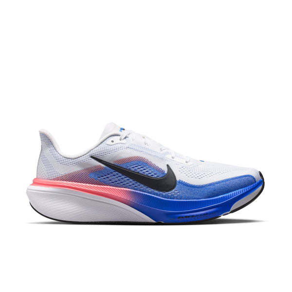 Nike Pegasus 42 Herre i hvid/sort-racerblå-atomic pink har en hvid overdel i mesh med blå og lyserøde farveovergange, et sort Nike Swoosh-logo og en tyk hvid ReactX-skum-mellemsål med strukturerede detaljer. Denne løbesko er udstyret med en avanceret Air Zoom-enhed, der sikrer responsiv støddæmpning, og ses her i profil set fra højre side.
