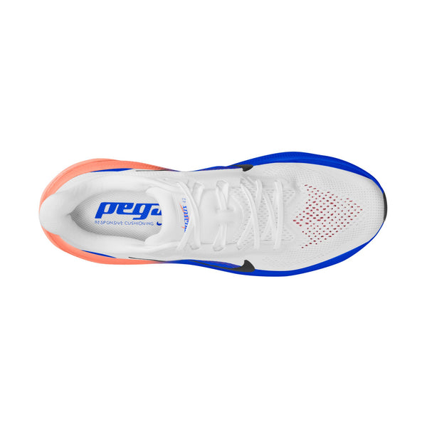 Oversigtsbillede af Nike Pegasus 42 herreskoen i farvekombinationen Hvid/Sort-Racerblå-Atomic Pink, med en hvid mesh-overdel med hvide snørebånd, en blå tå, orange hæl, sort Swoosh-logo og teksten »Pegasus 42« skrevet med blåt på indersålen. Skoen er udstyret med en responsiv ReactX-skum-mellemsål, der sikrer øget komfort.