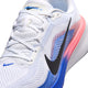 Her er en omskrevet sætning, der bruger dine produktdata: Nærbillede af Nike Pegasus 42, Herre i hvid/sort-racerblå-atomic pink – en hvid løbesko med blå og lyserøde farveovergange, et sort Nike Swoosh-logo, mesh-detaljer, hvide snørebånd og tallet „42“ trykt på tungen. Denne model er udstyret med avanceret Air Zoom-teknologi og en støttende ReactX-skum-mellemsål, der sikrer øget komfort ved hvert skridt.
