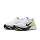 Et par Nike Pegasus 42 løbesko til mænd i farvekombinationen HVID/SORT-LEMON VENOM-HVID med hvid mesh-overdel, sorte Swoosh-logoer samt grønne (Lemon Venom) og sorte farveovergange. Disse sko er designet til responsiv komfort med en ReactX-mellemsål og synlige støddæmpningsdetaljer. De er desuden udstyret med Air Zoom-teknologi i de tykke hvide såler, der er kombineret med sorte ydersåler.