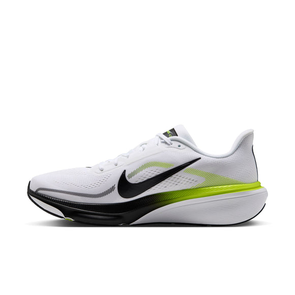 Nike Pegasus 42 til mænd i farvekombinationen HVID/SORT-LEMON VENOM-HVID har en hvid overdel, sort Swoosh, sorte detaljer ved sålen og en gul-grøn farveovergang (Lemon Venom) på mellemsålen. Skoen er udstyret med den innovative ReactX-mellemsål, der sikrer overlegen støddæmpning, og ses her set fra siden på en hvid baggrund.