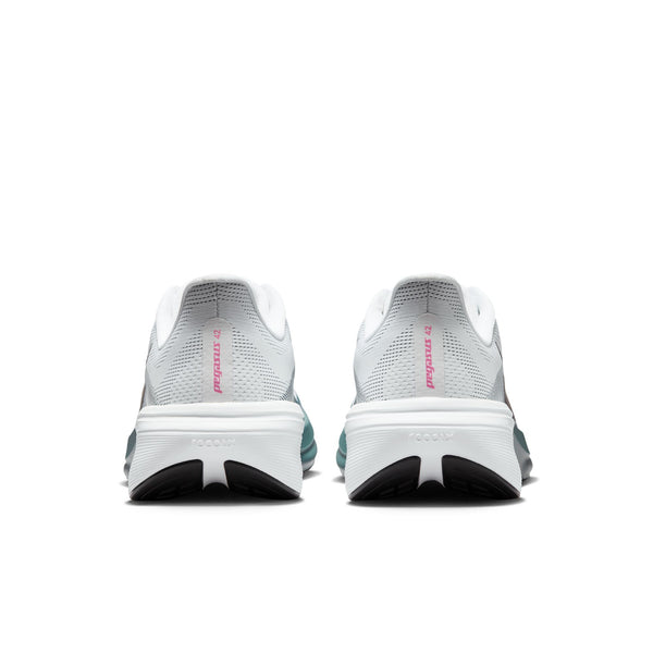 Et par Nike Pegasus 42 herresko i farvekombinationen Hvid/Sort-Mineral Slate-Hyper Pink, set bagfra, med »Pegasus 42« i lyserødt på hælen, sorte såler, blågrønne detaljer på siderne og en responsiv ReactX-mellemsål.