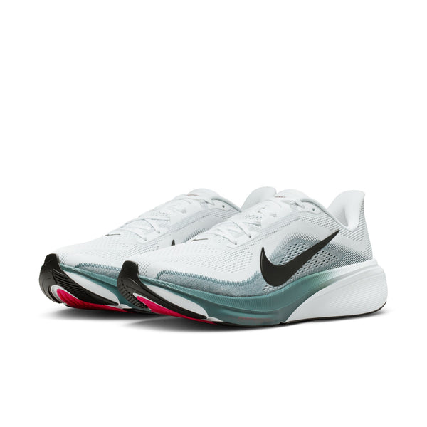 Et par Nike Pegasus 42 løbesko til mænd i farvekombinationen Hvid/Sort-Mineral Slate-Hyper Pink, med overdel i mesh, ReactX-skum i mellemsålen og lyserøde detaljer. De er afbilledet side om side på en hvid baggrund.