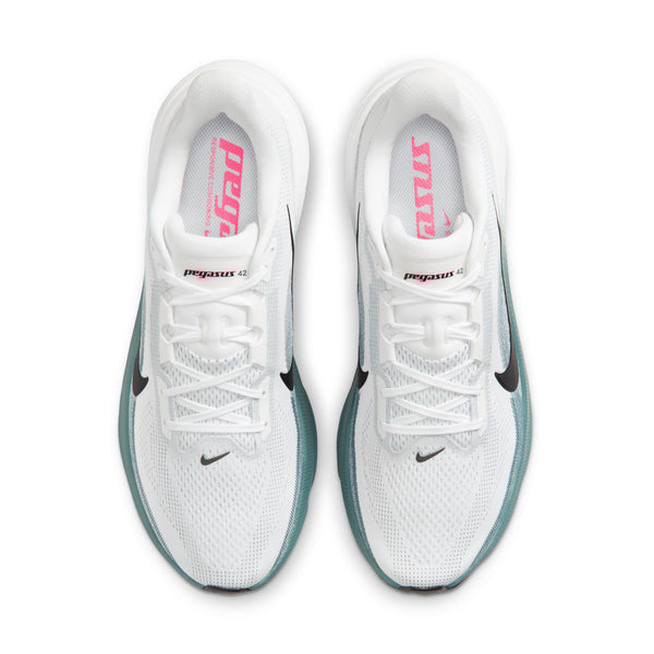 Ovenfra-billede af Nike Pegasus 42 Herre i farvekombinationen hvid/sort-mineralskifer-hyperpink, med sorte Swoosh-logoer, blågrønne detaljer, lyserøde indlægssåler og en ReactX-skum-mellemsål, der sikrer komfort. »Pegasus 42« står på tungen og giver skoen et moderne look.