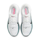 Ovenfra-billede af Nike Pegasus 42 Herre i farvekombinationen hvid/sort-mineralskifer-hyperpink, med sorte Swoosh-logoer, blågrønne detaljer, lyserøde indlægssåler og en ReactX-skum-mellemsål, der sikrer komfort. »Pegasus 42« står på tungen og giver skoen et moderne look.