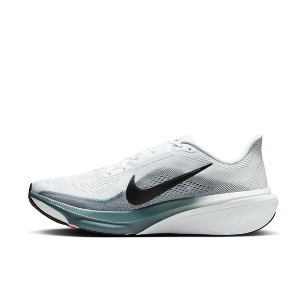 Et sidebillede af Nike Pegasus 42 Herre i farvekombinationen Hvid/Sort-Mineral Slate-Hyper Pink, med en hvid overdel i mesh, sort Swoosh, hvide snørebånd, ReactX-skummellemsål i mellemsålen og en farveovergang i blågrøn foran.
