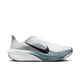Nike Pegasus 42 Herre i farvekombinationen hvid/sort-mineralskifer-hyperpink har en overdel i mesh, hvide snørebånd, sort Swoosh og en tyk sål med blågrønne og sorte detaljer samt en ReactX-mellemsål, vist på en ensfarvet hvid baggrund.