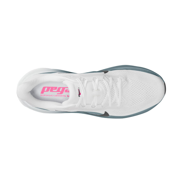 Set ovenfra fremstår Nike Pegasus 42, Herre i farvekombinationen Hvid/Sort-Mineral Slate-Hyper Pink som en hvid sportssko med en grå sål, hvide snørebånd og en lyserød indersål med påtrykket »PEG«. Skoen er udstyret med en ReactX-skum-mellemsål, der giver ekstra komfort, og fremstår ren og ny.
