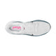Set ovenfra fremstår Nike Pegasus 42, Herre i farvekombinationen Hvid/Sort-Mineral Slate-Hyper Pink som en hvid sportssko med en grå sål, hvide snørebånd og en lyserød indersål med påtrykket »PEG«. Skoen er udstyret med en ReactX-skum-mellemsål, der giver ekstra komfort, og fremstår ren og ny.
