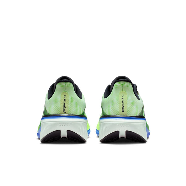 Nike Pegasus 42 Herre løbesko i Volt Tint/Black Spruce-Sapphire, vist bagfra med sorte såler, blå detaljer, en ReactX-skummellemsål og "zoomx" trykt på mellemsålen.