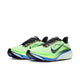 Et par Nike Pegasus 42 Herre løbesko i Volt Tint/Black Spruce-Sapphire med en fed sort swoosh, blå mellemsålsaccenter og en hvid ReactX-skummellemsål-hæl, vist på en hvid baggrund.
