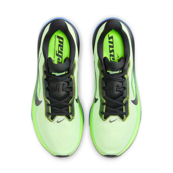 Et par Nike Pegasus 42 herreløbesko i Volt Tint/Black Spruce-Sapphire vises ovenfra, side om side, med sorte snørebånd, synlige Nike-logoer på siderne og tungen og en ReactX-mellemsål, der giver overlegen komfort.