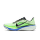 Et sidebillede af Nike Pegasus 42 Herre i Volt Tint/Black Spruce-Sapphire med en neongrøn overdel med sort swoosh, sorte snørebånd, Air Zoom-teknologi, blå accent på ReactX-skummellemsål-mellemsålen og en hvid støddæmpende sål mod en hvid baggrund.